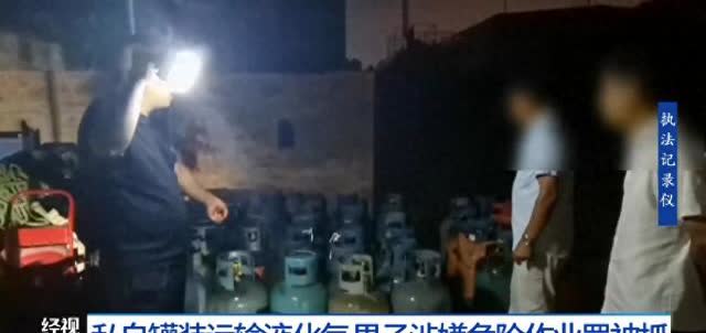 最近，
黄冈武穴警方在城区一条公路上
拦停了一辆面包车，
没想到在这辆车上