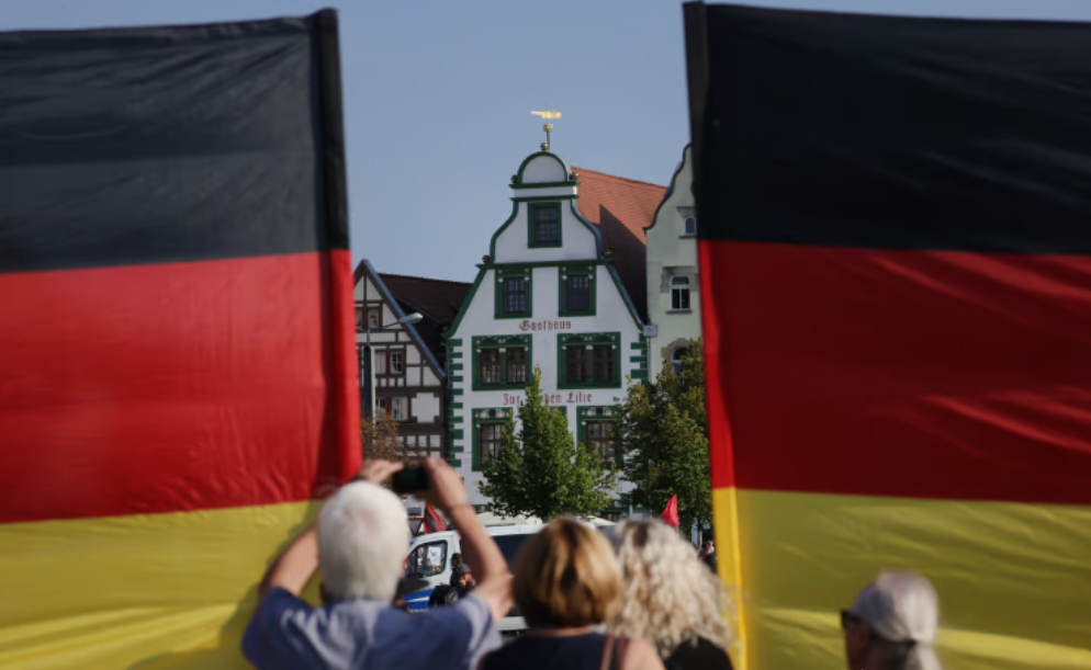 一夜之间，德国变天！
出口民意调查显示，自 1945 年以来，德国极右翼政党首次