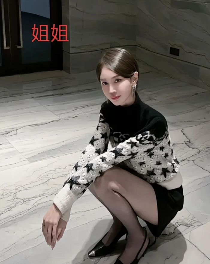 姐姐和妹妹，都是天花板的颜值，你觉得谁更漂亮一点点？
