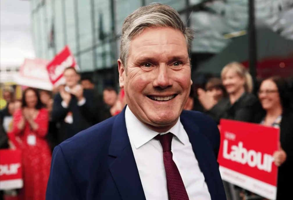 一位来自工党的领袖——基尔·斯塔默，即将成为英国的新首相。
斯塔默的生平经历充满