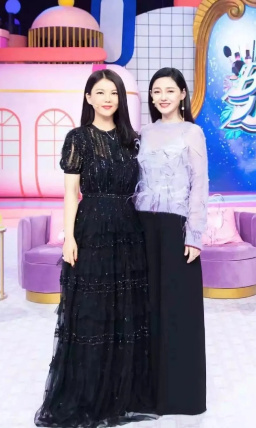 之前有人说李湘比大S长的更有福气多了，说大S笑起来像哭似的，我个人觉得大S年轻时