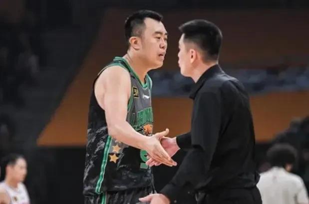 这球输得不冤！5名内线篮板抢不过一个利夫，杨鸣赛后却找歪理由