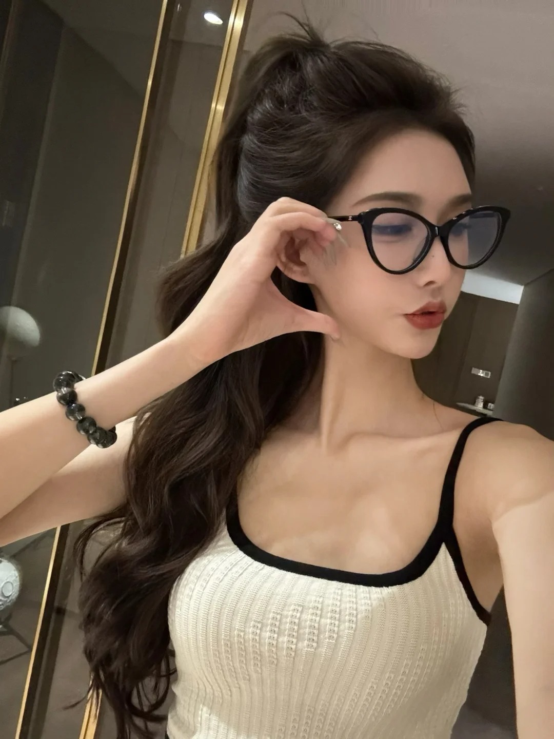 今日份瀑布爆炸高马尾
高马尾半扎头发显得头发好多
最近来昆明嘴巴干燥，每天都裂开