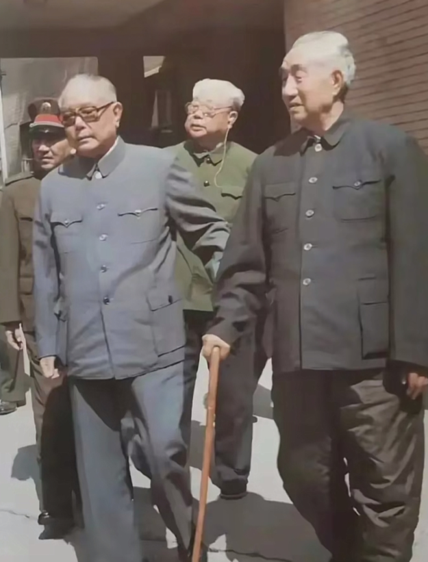 下图是1988年6月2日，徐向前和李先念接见红四方面军战史修改领导小组成员时的合