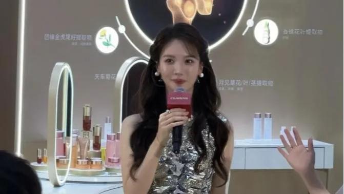 34岁金晨增肥后大变样，穿亮片抹胸裙满脸胶原蛋白，美到差点认不出！