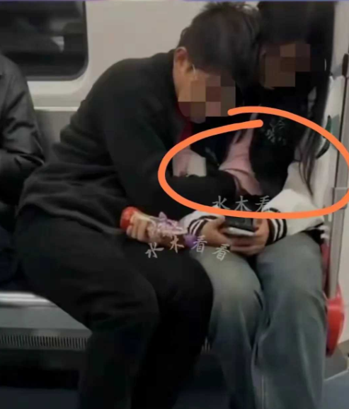 天呐，这小伙子也太心急了！公交上人山人海的，他却毫不避讳地伸手揉起了。哎，公共场