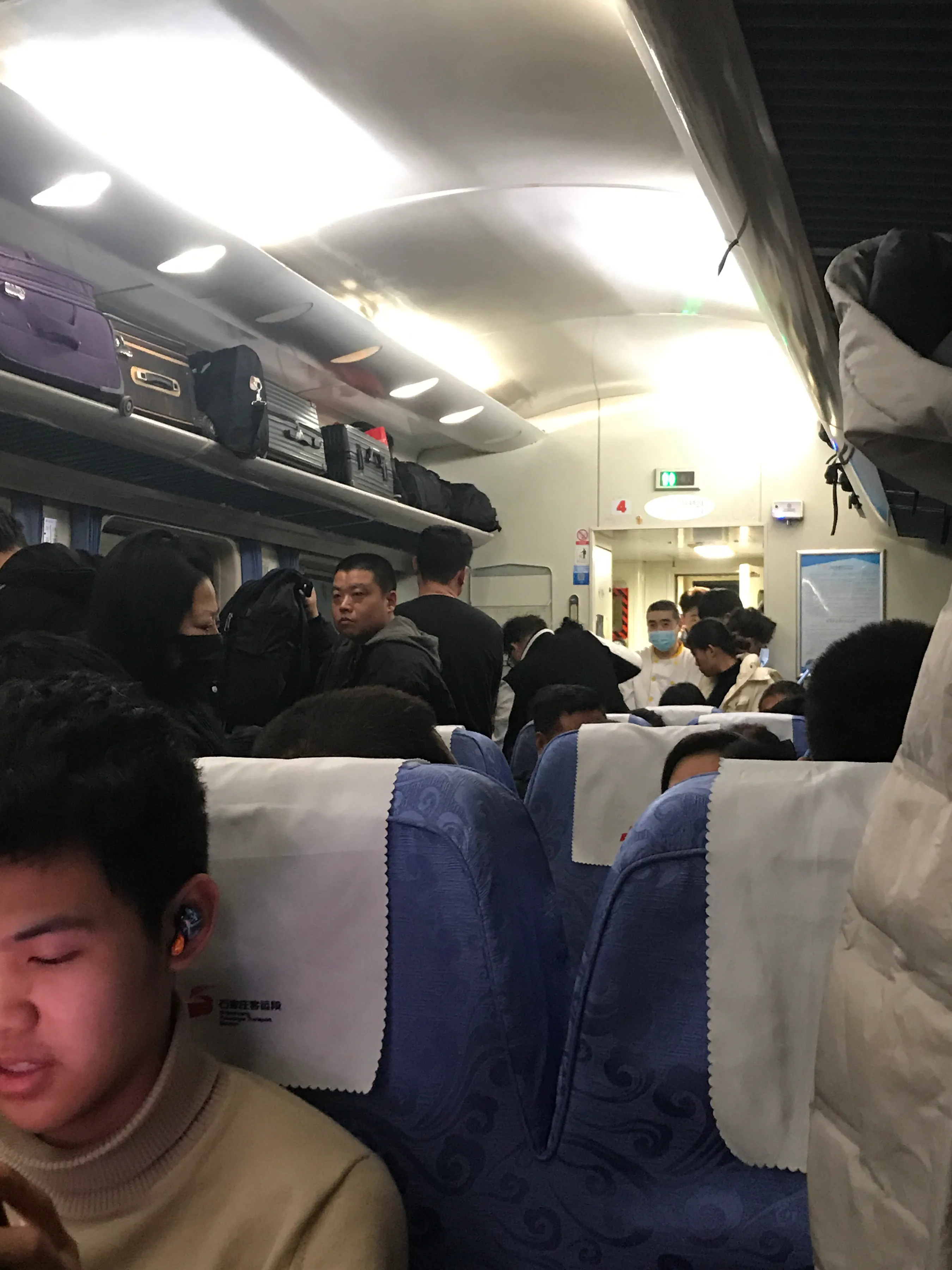 这件事大热，没人让座，夫妻带八个月大婴儿站票乘动车，八小时全程无座。为什么没人让