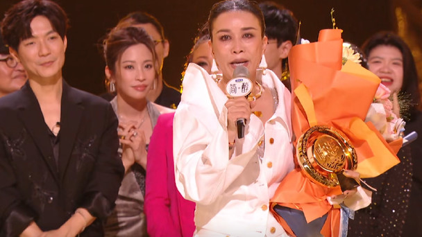 歌手：迪玛希忘关麦克风事件发酵，那英成为歌王为何这么大争议？