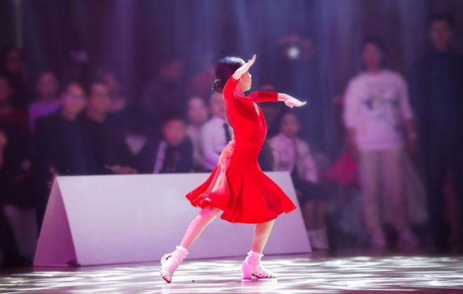 孙俪晒女儿舞蹈比赛照，老母亲激动得手舞足蹈。
 
女孩子学跳舞挺好的，我觉得最大