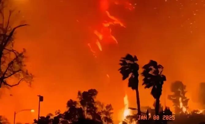 中国人是一盘散沙吗？这次洛杉矶大火，​大多数人选择各自逃命，但却有这样四户华人家