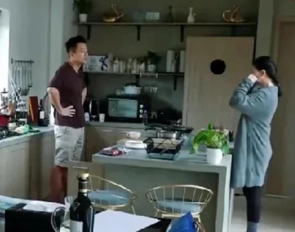 一直不太清楚大s和汪离婚的原因，后面就看见他们两个法庭撕扯，然后我又认真的去查了