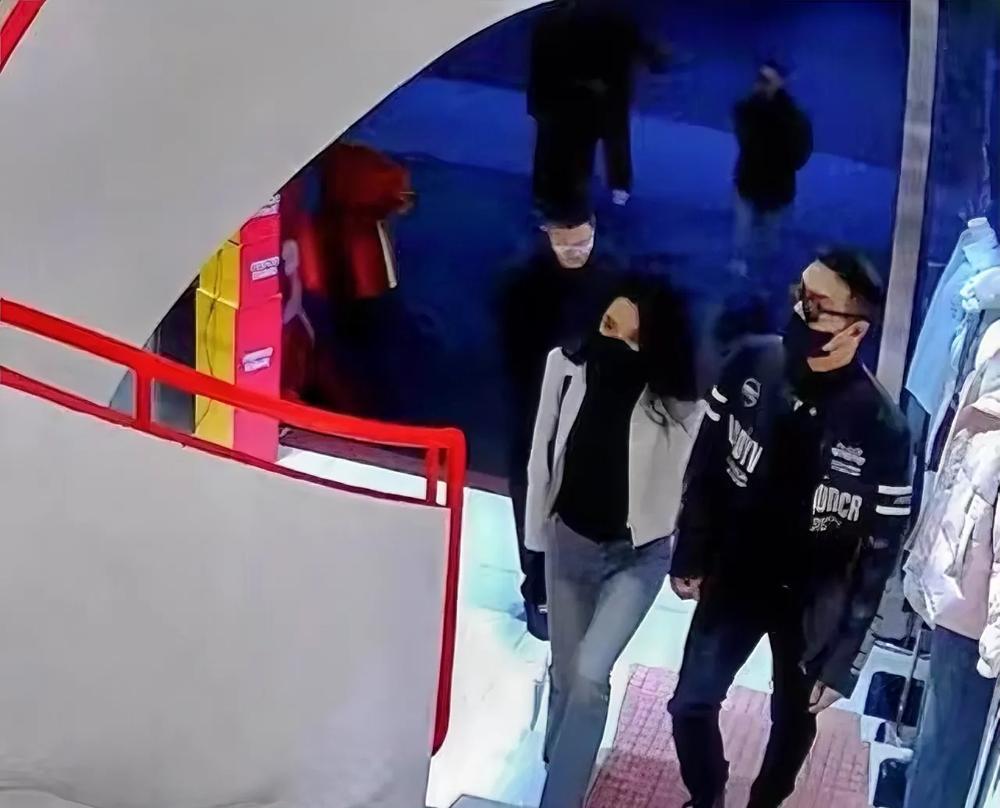 午后阳光明媚，汪峰和女友手拉手逛宽窄巷子。

路过一家饰品店，女友指着一款手链兴