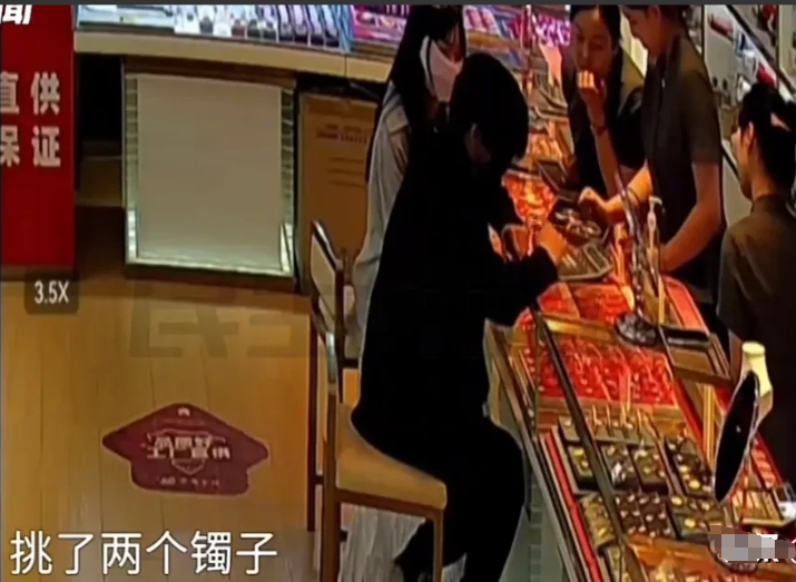 河南安阳，一对小情侣到了一家金店挑选了150克的黄金首饰，三名店员忙前忙后的服务