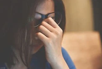 人啊，不怕身累，就怕心累！人啊，不怕没人疼，就怕没人懂！我们是人，不是神，难过的