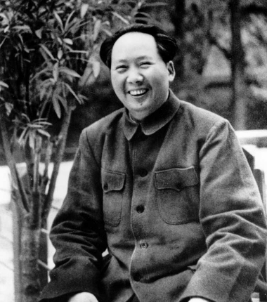 毛主席身为领袖，没有穿过西装领带，没有一副高高在上、衣冠楚楚的样子。他那魁梧的身