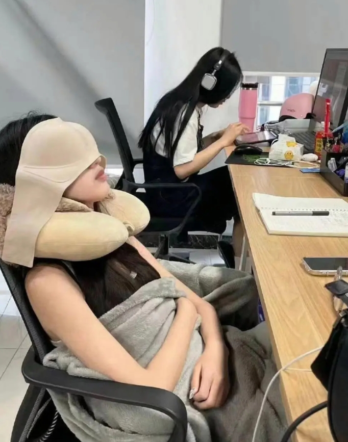 午休时间，办公室的小憩也挺惬意～