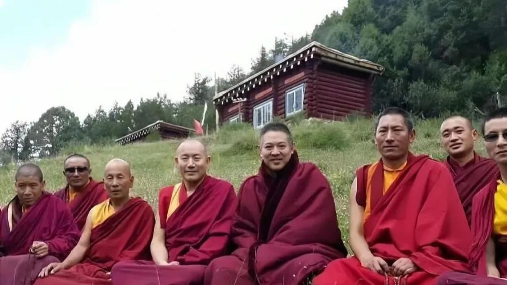 上山修行120天的李连杰，戳穿利智的尴尬处境，成龙的话又应验了