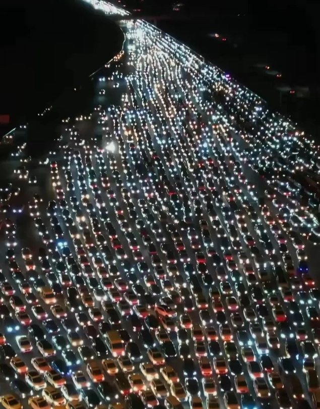 年年堵车，真的不知道什么时候是个头！从来没有一年顺畅过，一到过年就是这样，到处堵