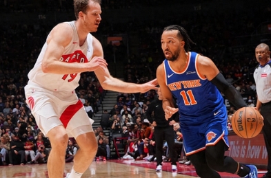 NBA常规赛中，尼克斯队客场挑战猛龙队。比赛中，尼克斯队凭借首发五虎的出色表现，