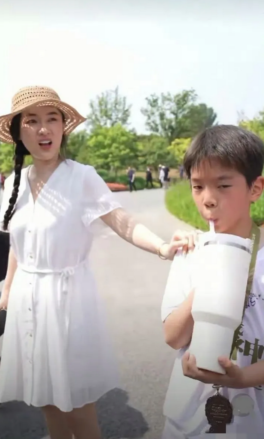 基因真的很神奇，霍思燕虽然不是什么大美女，但整体长得也不错，他老公杜江也是浓眉大