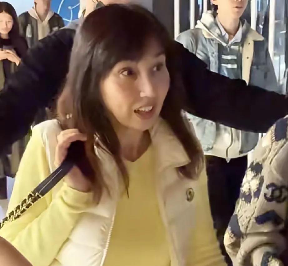 还记得这位港星吗？混血女神变大妈了
她年轻的时候，长得明眸皓齿，气质清尘脱俗，是