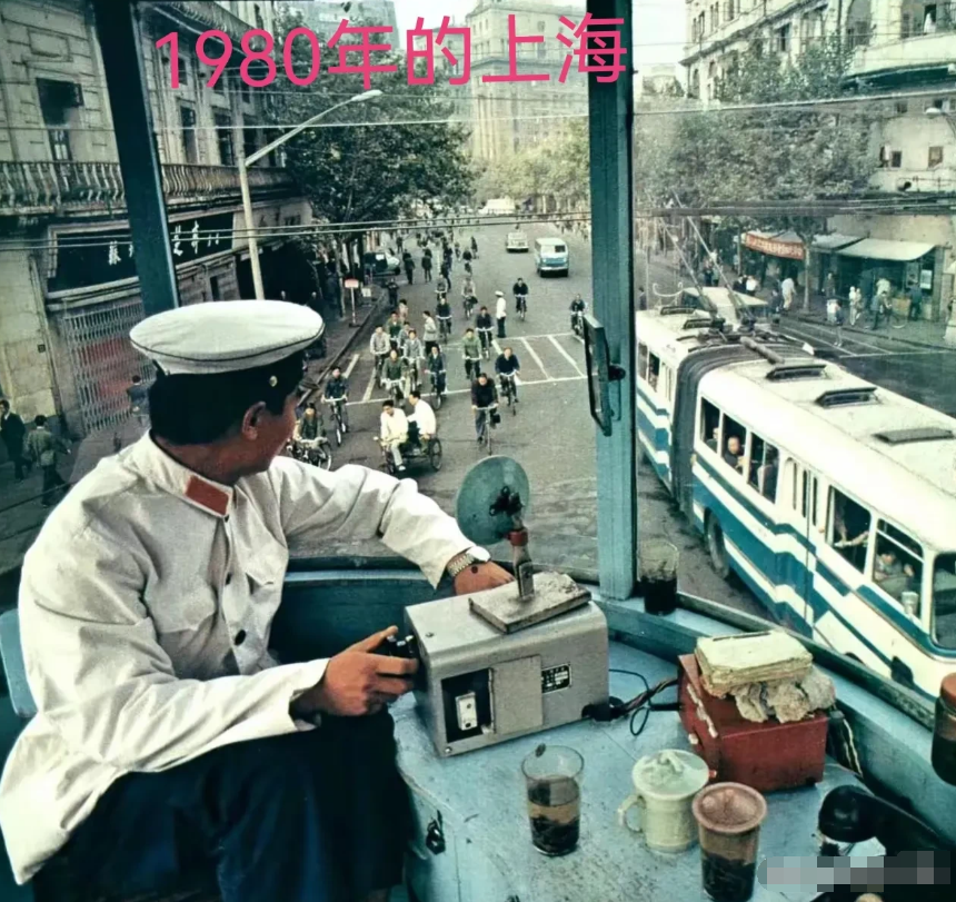 1980年的上海，一名交警，通过手动控制交通信号等。请问有人知道这是现在上海的哪