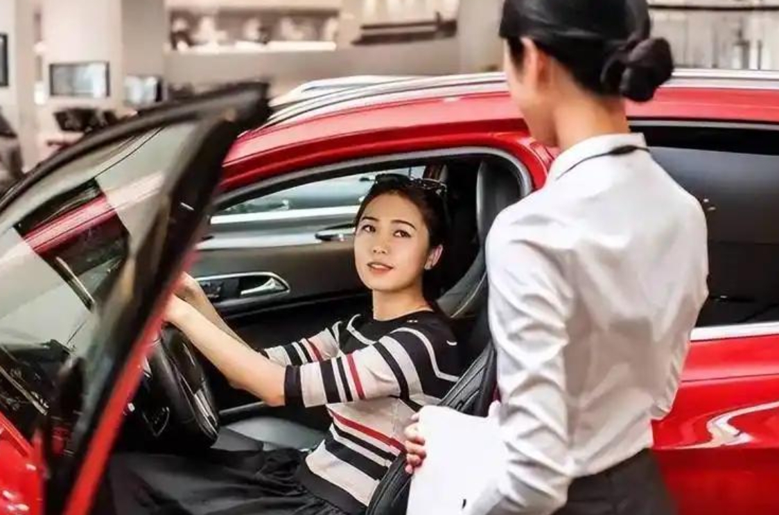 现在的汽车销售人员极其不专业，可以这么说，他们的专业性甚至都不如过来买车的人。