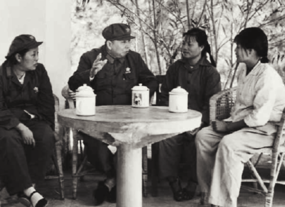 1960年夏，广州军区副司令詹才芳中将前往庐山养病，疗养所的王姓干部热情招待。第