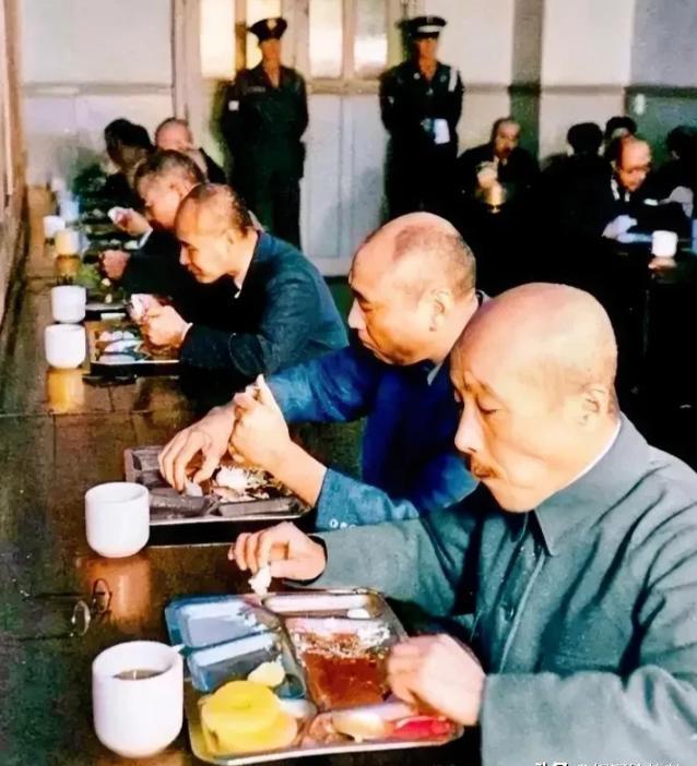 东条英机最后一餐：战犯终受审判