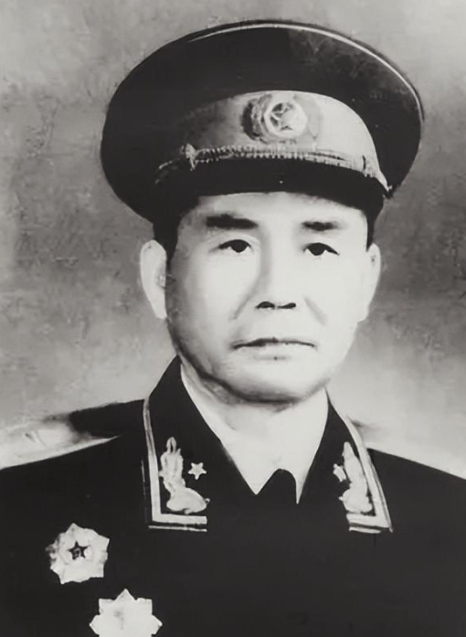 抗战时，八路军在周大娘家中休息，周大娘连忙倒水，却意外瞧见此人有颗大金牙，大娘起