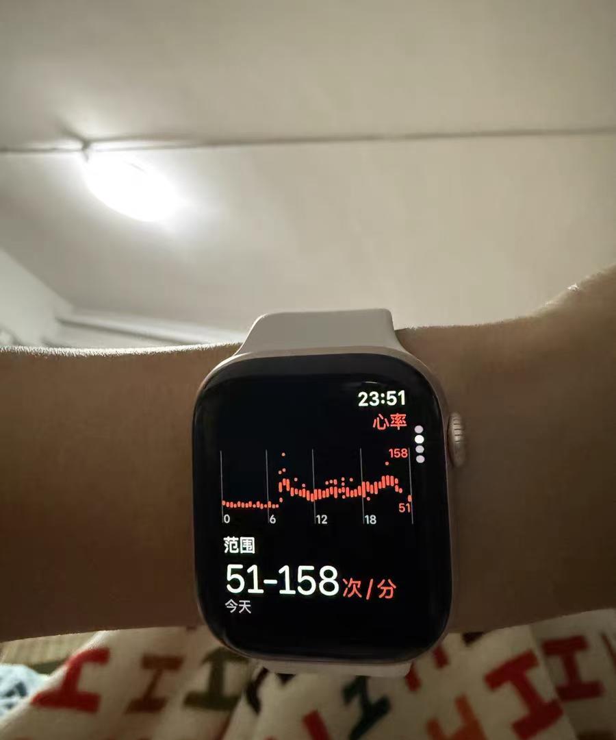 智能手表真的能预知生病？！！
昨天半夜起来一看心率不对，然后一测37.9℃，小发
