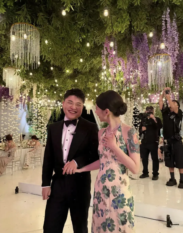 我还以为是衣服上的花纹，原来是纹身