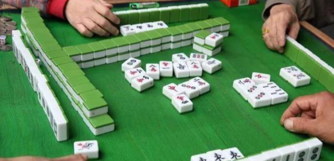 五岁男童阳台坠亡奶奶姥姥在打麻将
3月9日，四川省自贡市天海苑小区一五岁男童从邻