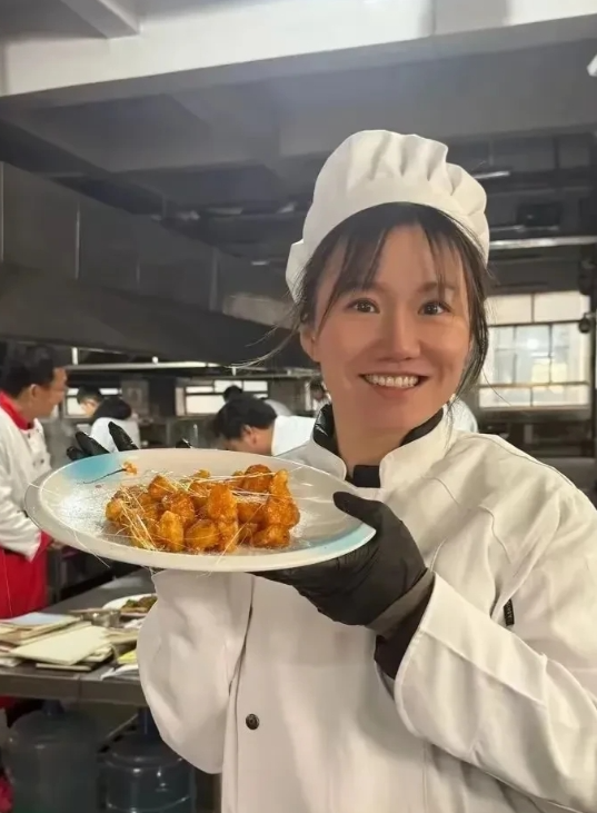 清华女硕士到蓝翔学厨师，很多人津津乐道，还当个现象分析来分析去，这事有啥好分析的