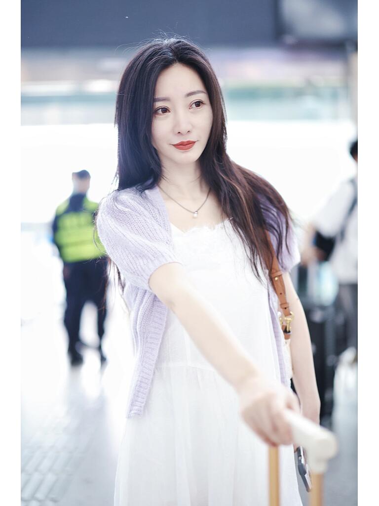 柳岩穿短袖小开衫配白裙