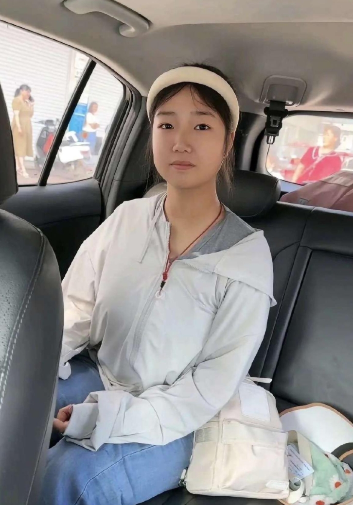 军训前VS军训后，差点以为接错人了！哈哈哈哈 [大笑][大笑][大笑][大笑][