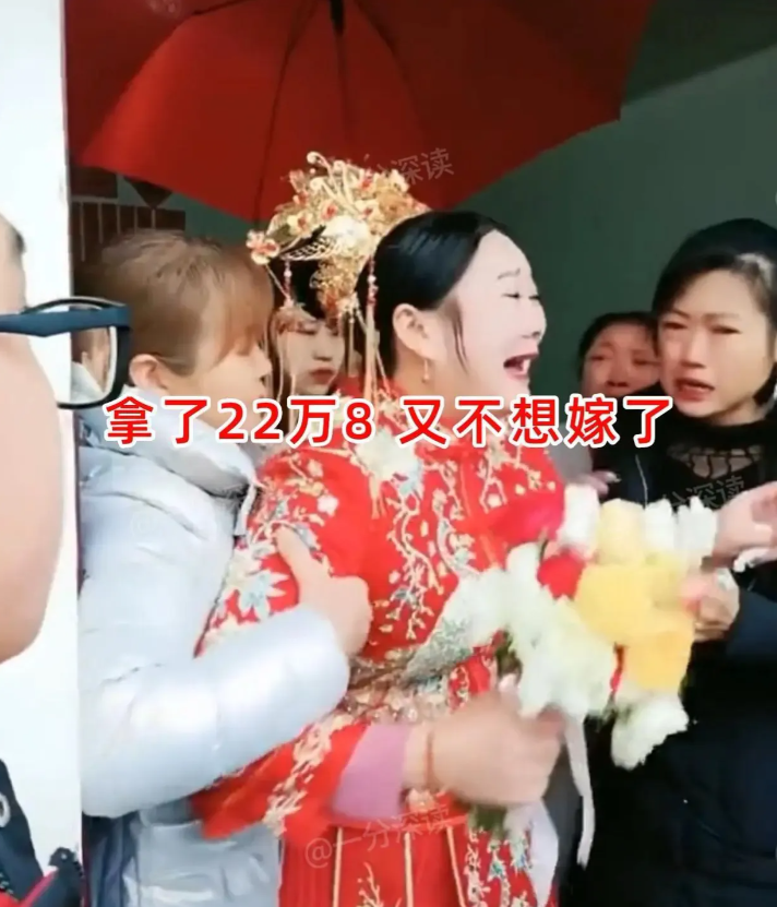 33岁女子婚礼上崩溃，新郎也只能无奈旁观，网友：娶她干嘛？
