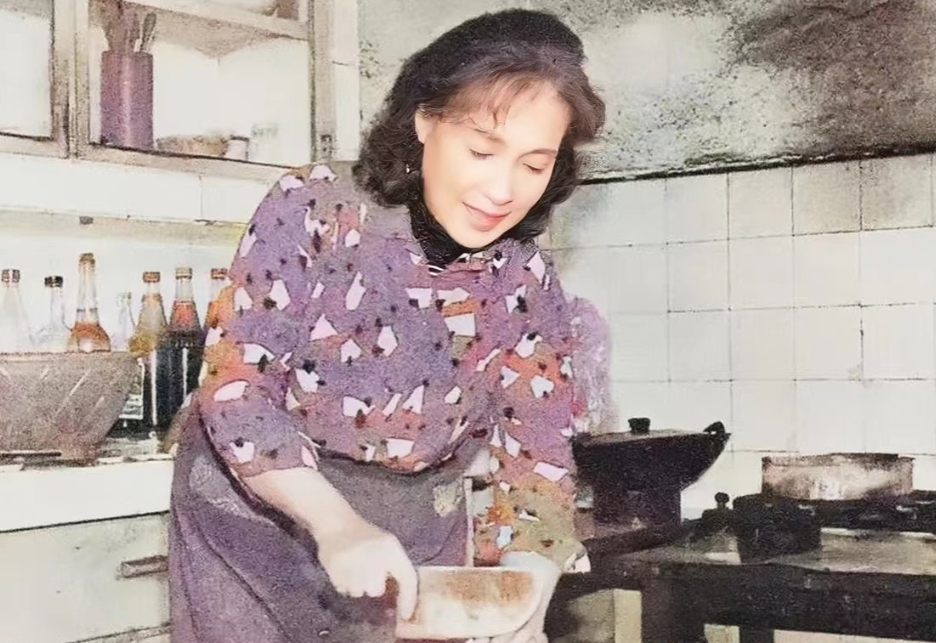 70年代，“人民艺术家”秦怡的两张珍贵照片。一是她正在厨房中忙碌地切菜做饭，另一