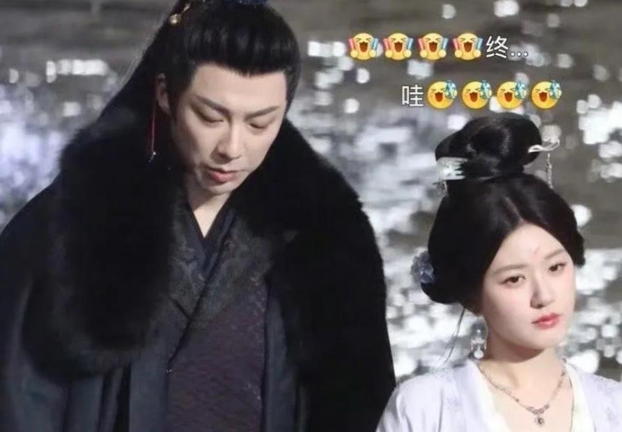《珠帘玉幕》杀青特辑发布后，赵露思和刘宇宁粉丝互指对方磨皮，真相成谜。此外，两家