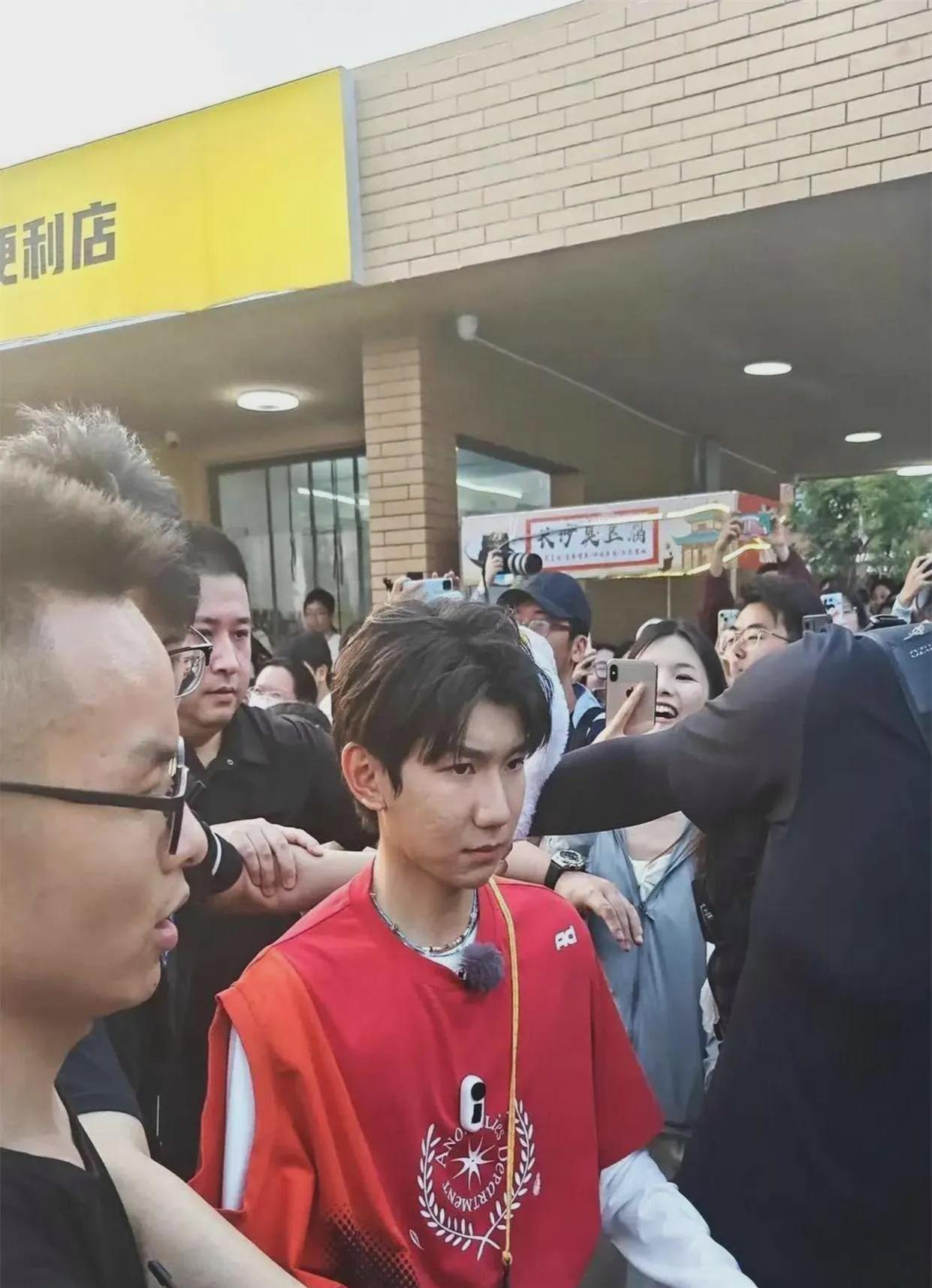  
 
 
王源近期的状态引发热议。妆后形象尚且如此，素颜状态更显普通。在当下注