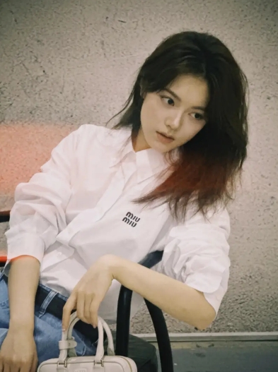 赵今麦五官精致书卷气十足