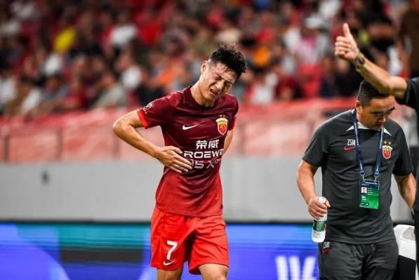 武磊又伤了！已经返回上海！会不会错过国足两轮比赛呢？根据俱乐部消息，武磊是在日本