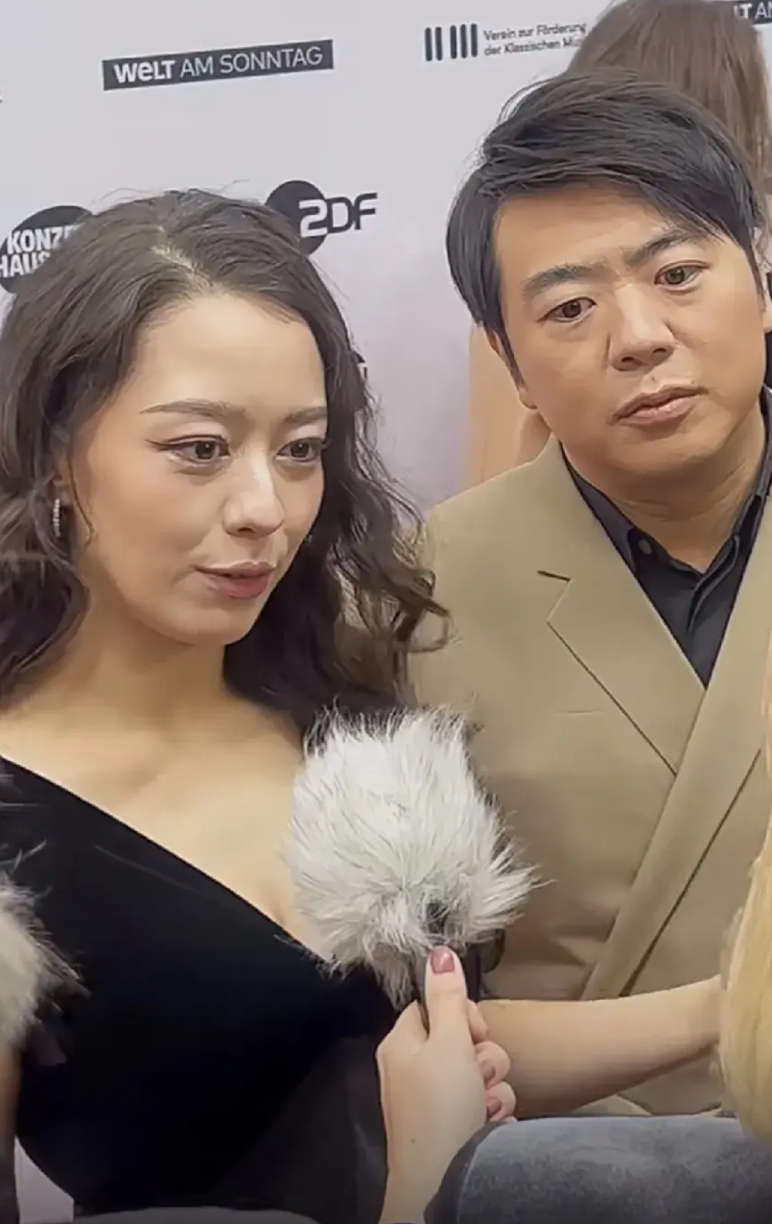 看了郎朗夫妇的生图后，真的没有外貌焦虑了，郎朗颜值一般，即使生图这样也能接受
但