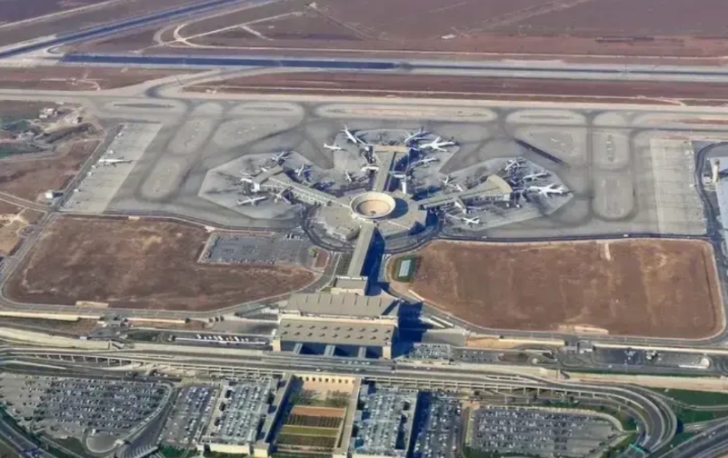 在萨那国际机场周四遭遇以色列重创后，胡塞武装发言人叶海亚准将公开传达了领导人胡塞