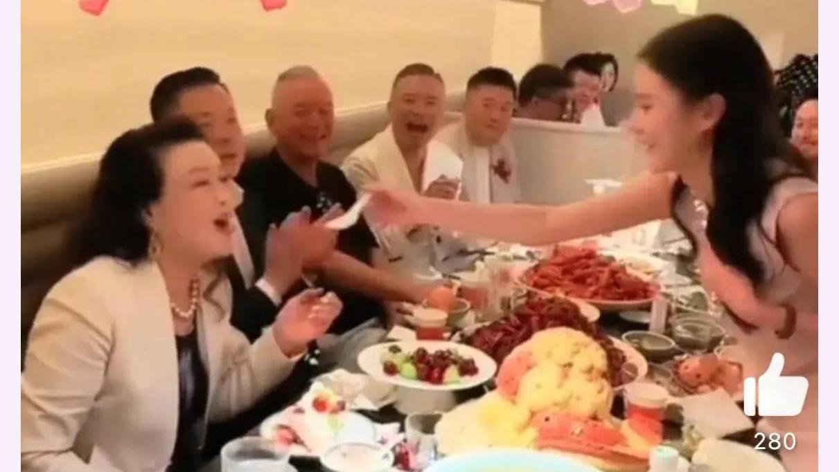 汪小菲生日现场图曝光，张兰往新儿媳脸上抹蛋糕，深情表白引泪目