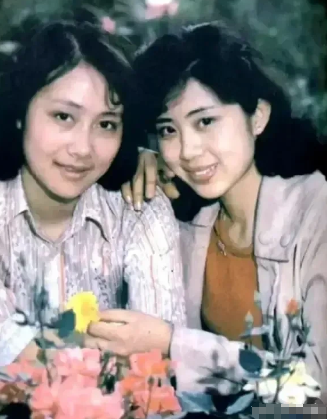 照片里的二人是八十年代电影演员。虽不像陈冲、龚雪那般大红大紫，但也小有名气。瞧，