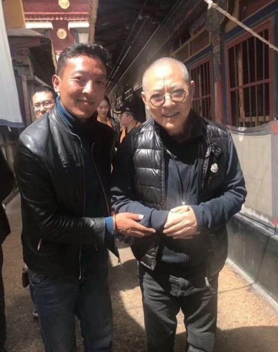 61岁李连杰现身新加坡法会，面相怪异脸色发黑，多年修行未有正果（李连杰什么时候加入的新加坡国籍）-第5张图片-九妖电影