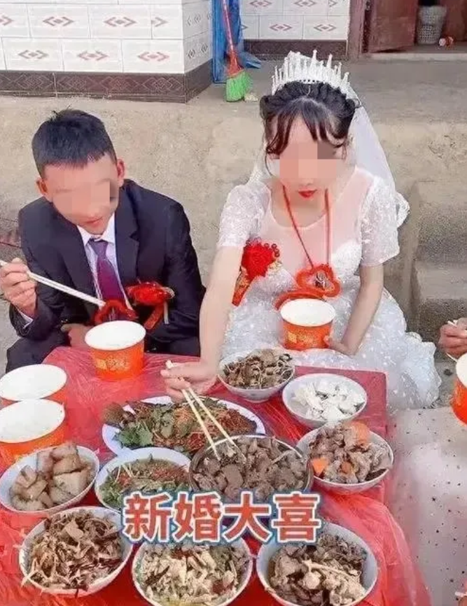 山东最近一对初中生结婚，双方父母光明正大的给两个孩子举行婚礼，这着实太意外了，这