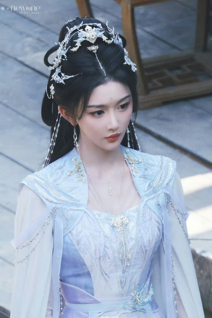 #孔雪儿暗河传妆造#内娱到底在欣赏些什么？当初多有辨识度的一张脸，给打造成千篇一