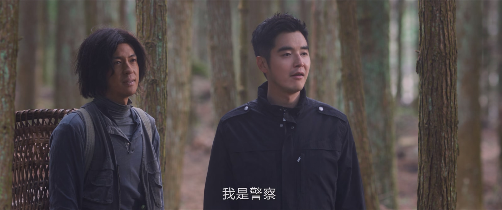 电视剧猎罪图鉴丨俩美女网红 不听警察杜城的劝告非要去已经发展命案的上山玩 结果下一秒就坠崖了